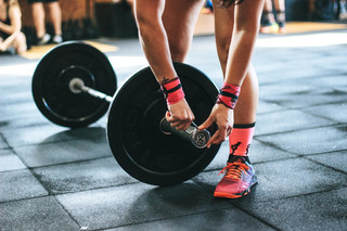 积极的 运动员 杠铃 健美运动员 健美 运动 运动 设备 健身 健身房 重的 在室内 腿 男人 肌肉 人 鞋 运动 力量 训练 穿 重量 举重 权重 锻炼